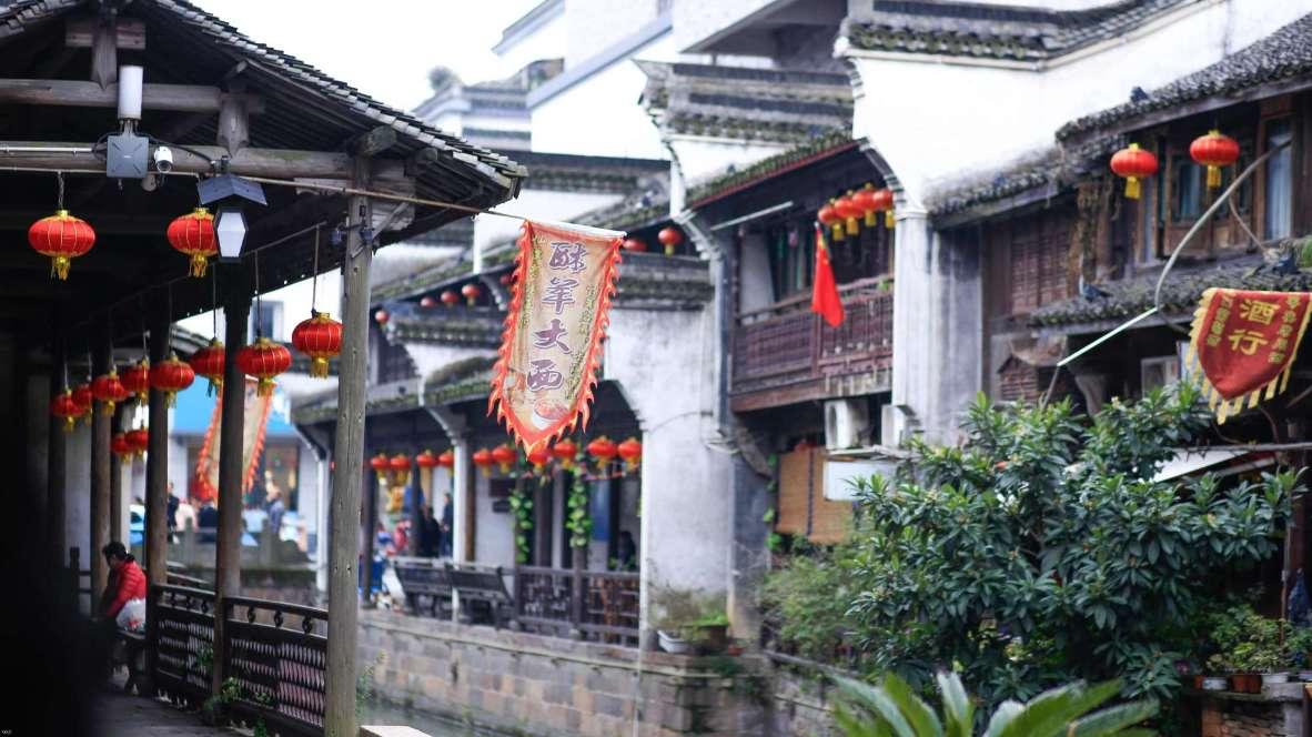 名创优品创始人叶国富获选中国经济新闻人物（2023-2024），宁高宁、张维迎为其颁奖